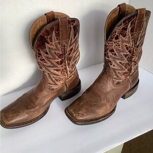 ARIAT 7.5 D Point Ryder Cowboy boots, Dry Creek Tan color with topstitching.